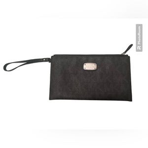 🎉EUC! Large Michael Kors wristlet